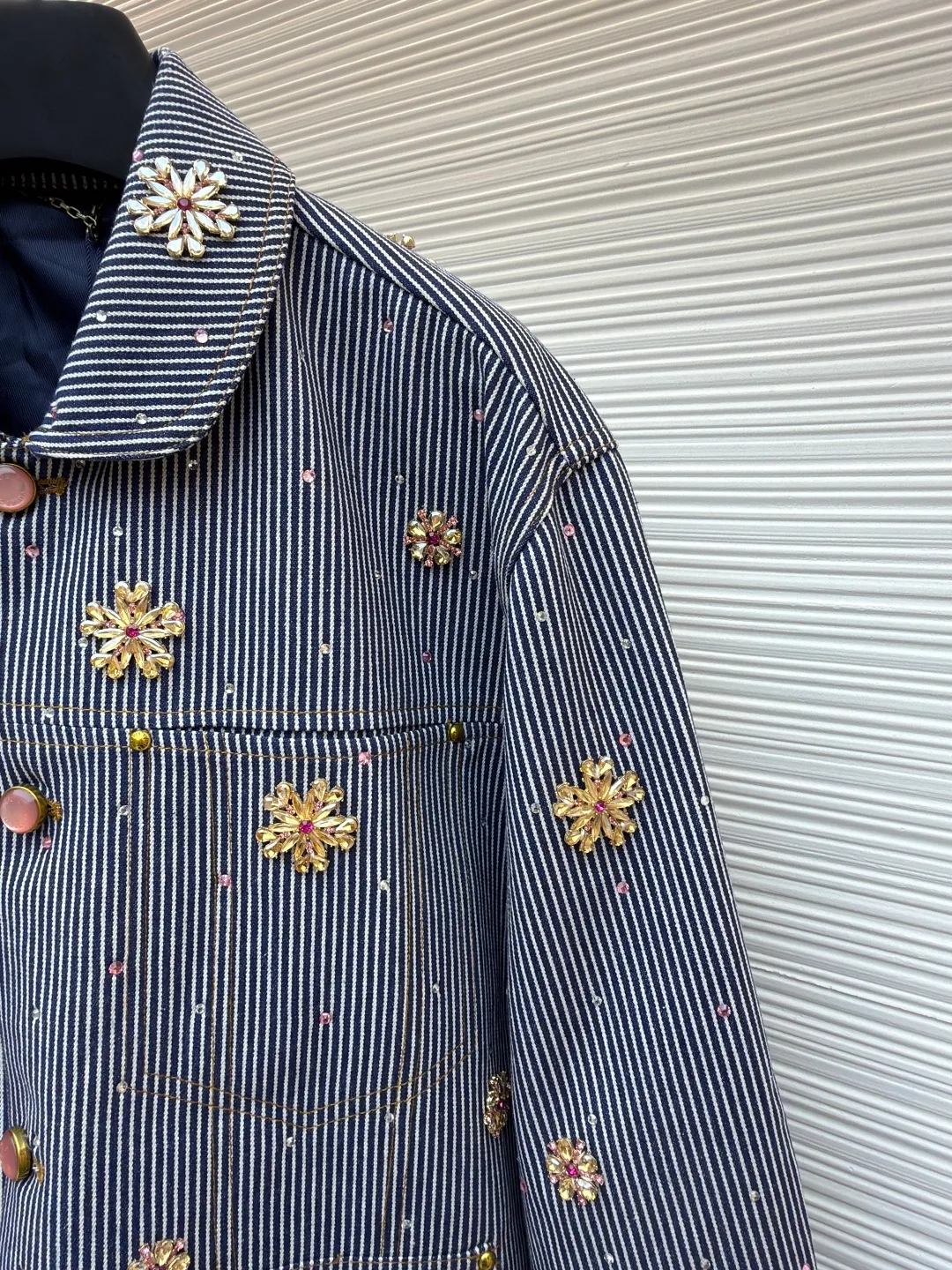 LOUISVUITTON Nigo hickory color cherry blossom rhinestone new denim jacket ●Original version: 69500 ​​purchase and development ●Item number: 1680734-E10 ●Fabric: denim fabric ●Technology: rhinestone production ●Version: fitted version ●Weight: about 1220 grams ●Size: 46-48-50-52 ●Description: New joint brand, high-order quality, the highest version on the market! Heavy-duty hand-sewn cherry blossom diamonds, precise positioning, extremely time-consuming, comparable to the original, a fashion item worthy of your collection, the overall wiring is straight and delicate, the fabric is comfortable and soft, the color is consistent and no color difference. It can be matched with the same style to create a fashionable look, to control various occasions, customized accessories, complete three standards, the same style for men and women!